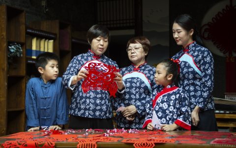 非遗“神手”  客家剪纸艺术家曾晓梅